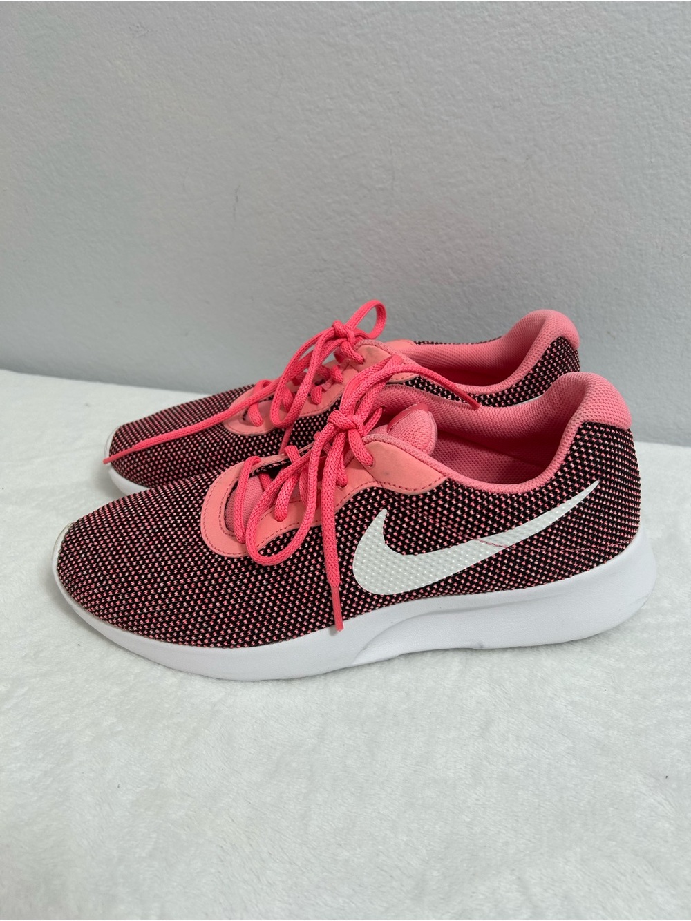 Nike Tanjun Women’s Pink and Black Mesh Athletic Sneakers